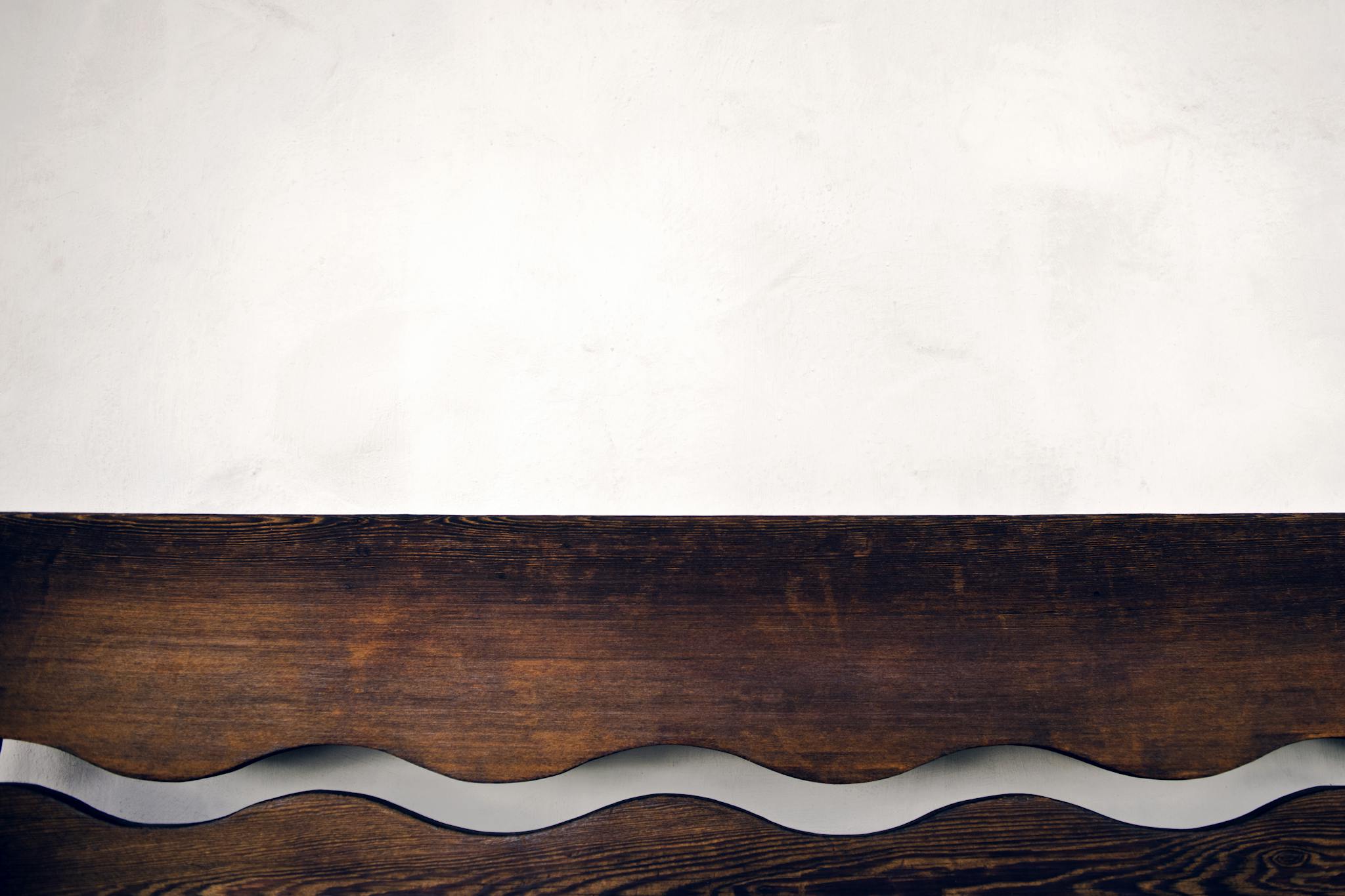Minimalist wooden wave pattern on a light background, ideal for interior design concepts.